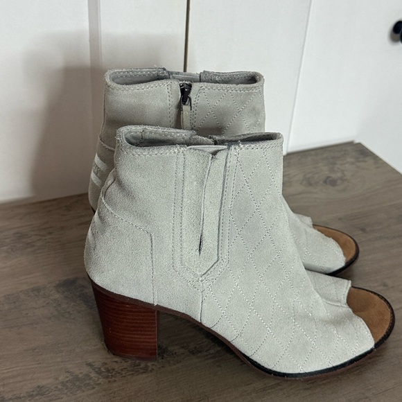 TOMS | Stylish Light Grey Peep-Toe Ankle Boots- Leather Suede Upper - 9 - Picture 2 of 6